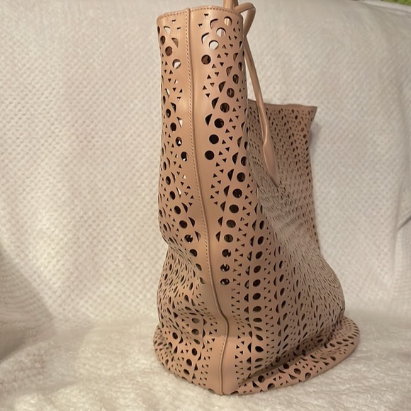 ALAÏA large Mina laser-cut tote bag beach bag - Picture 4 of 10